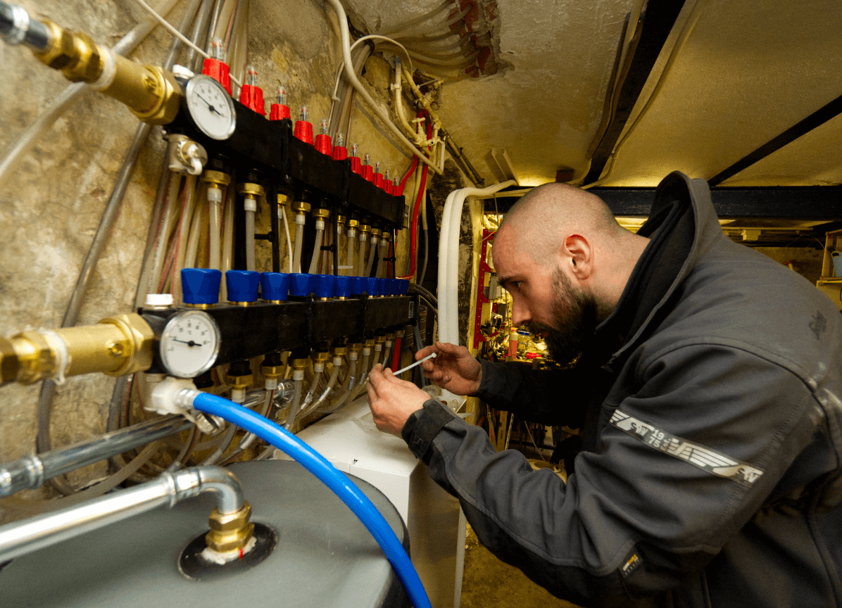 Loodgieter sluit thermostaat en buitensensor aan en checkt de installatie op lekkages.